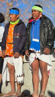 Chihuahua nos invitó en el día de ayer a correr en Madrid Río junto a los rarámuri, que significa pies ligeros, un pueblo indígena de la sierra Tarahumara, en el estado mexicano de Chihuahua, legendario por su innata resistencia para recorrer largas distancias. 

Un pueblo nacido para correr, el nombre con el que los puso en el mapa del running mundial el periodista Christopher McDougall en su bestseller Born to run, donde narró su convivencia con los que son considerados los mejores ultrafondistas del planeta.

@iizquierdo, @birkin_and_backpack, @alinfinitoo, @viajerasporelmundoo y @ estuvieron con nosotros este día. 

#chihuahua #raramuri #runners