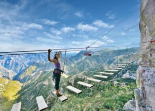 Desvelamos hoy los dos creadores ganadores que van a tener el privilegio de viajar al estado más grande de #México cuya cultura singular y sus paisajes les van a dejar boquiabiertos.
@ahchihuahua, el estado más grande de México destaca por sus joyas naturales y culturales, como las majestuosas Barrancas del Cobre, cuatro veces más grandes que el Gran Cañón, el icónico tren Chepe Express, y la riqueza de las comunidades rarámuri.
Sus cinco Pueblos Mágicos: Batopilas, Casas Grandes, Creel, Guachochi e Hidalgo del Parral, invitan a descubrir arquitectura con identidad, tradiciones profundamente arraigadas y paisajes que conectan al viajero con la esencia más auténtica de Chihuahua.
¡Enhorabuena!
🏆@iizquierdo
🏆@viajando_venga_ciao
#HeymondoBirratour #Chihuahua #creadoresdecontenido