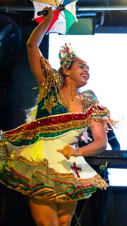 Este año viajamos sí o sí a #Pernambuco. 6 creadores de #HeymondoBirratour ya tienen la suerte de poder conocer este gran destino del nordeste de #Brasil 🇧🇷

Esta edición contamos con la actuación en directo de una de sus artistas más reconocidas: Gerlane Lopes. 

Aquí van 5 razones para descubrir Pernambuco por si te animas:

	1.	🌴🏖️ Playas brutales: Porto de Galinhas, Maracaípe y un mar calentito casi todo el año.

	2.	🏛️🎭 Cultura e historia a lo grande: Recife y Olinda tienen un rollo colonial, música y arte en cada esquina.

	3.	🍤😋 Gastronomía con sabor: marisco fresco, tapioca, bolo de rolo… y comida callejera que engancha.

	4.	🎉🥁 Fiesta y energía única: carnaval con frevo y maracatu, ambiente auténtico y cero postureo.

	5.	🌿🚤 Naturaleza y planes distintos: piscinas naturales, manglares, rutas en barco y atardeceres que parecen filtro.

#creadoresdecontenido #influencers